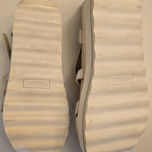 VIONIC Size 6.5 Women's Gold and Cream Sandal - Picture 7 of 7